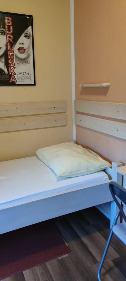 Cinema House Single & Double Rooms & Studio Apartments Pula Bagian luar foto