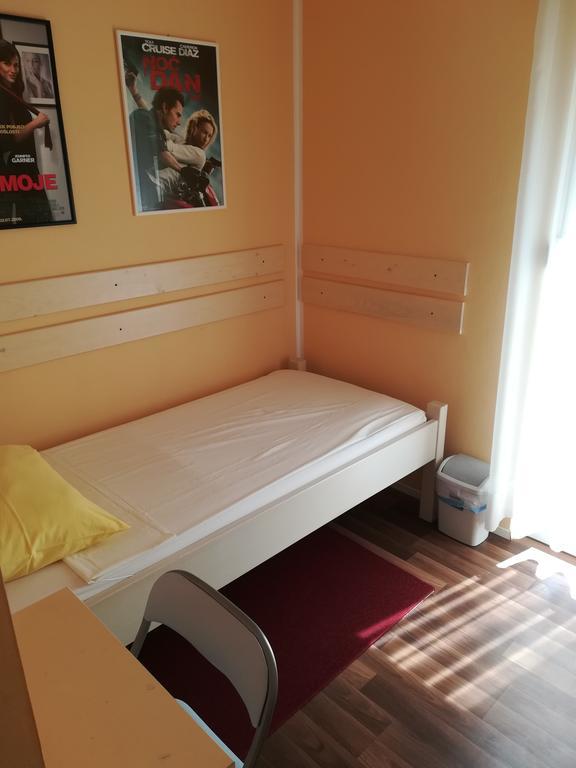 Cinema House Single & Double Rooms & Studio Apartments Pula Bagian luar foto