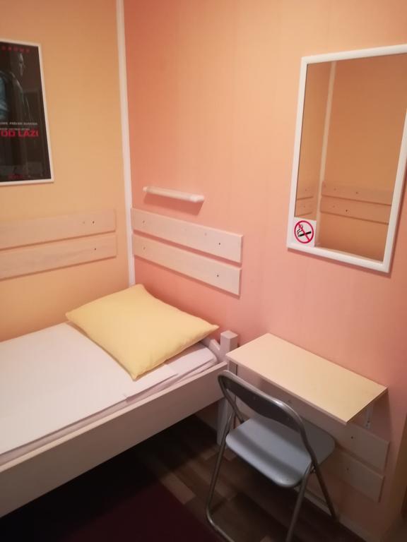 Cinema House Single & Double Rooms & Studio Apartments Pula Bagian luar foto