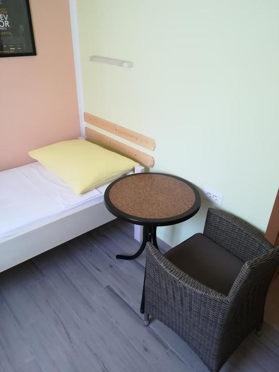 Cinema House Single & Double Rooms & Studio Apartments Pula Bagian luar foto