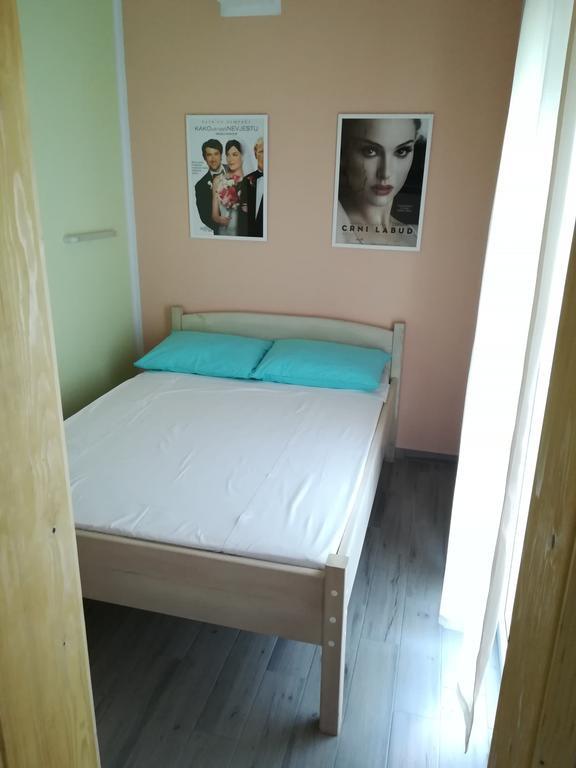 Cinema House Single & Double Rooms & Studio Apartments Pula Bagian luar foto