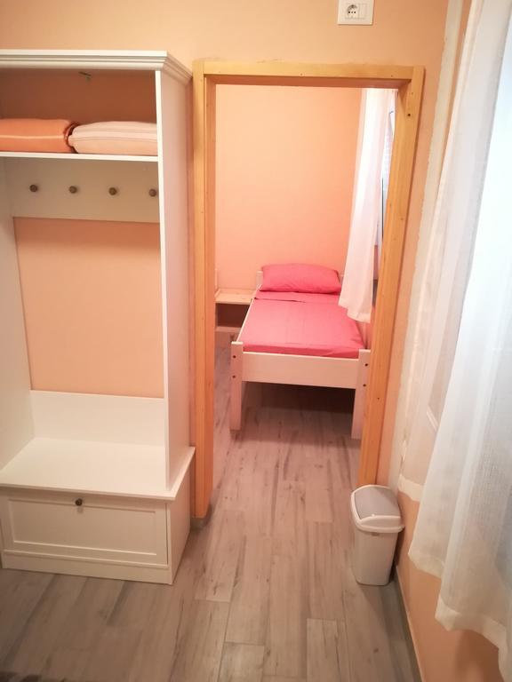 Cinema House Single & Double Rooms & Studio Apartments Pula Bagian luar foto