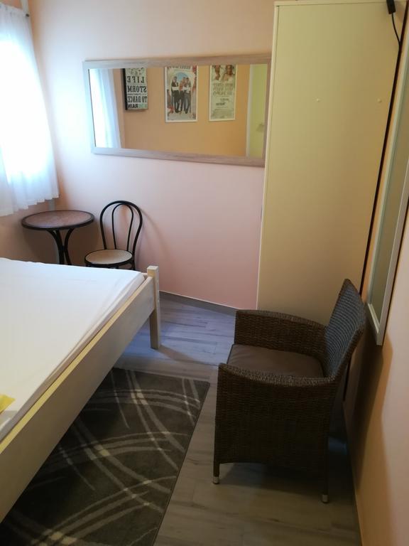 Cinema House Single & Double Rooms & Studio Apartments Pula Bagian luar foto