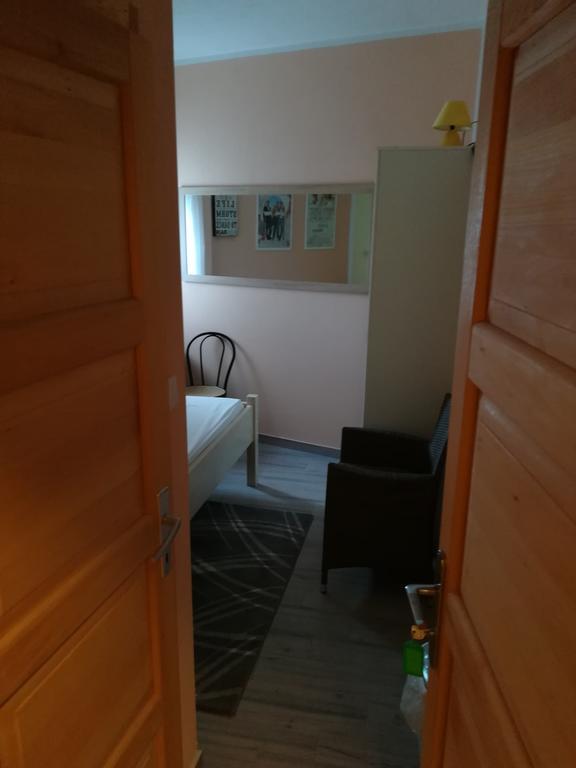 Cinema House Single & Double Rooms & Studio Apartments Pula Bagian luar foto
