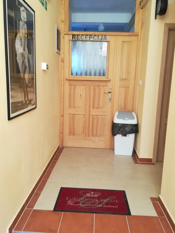 Cinema House Single & Double Rooms & Studio Apartments Pula Bagian luar foto