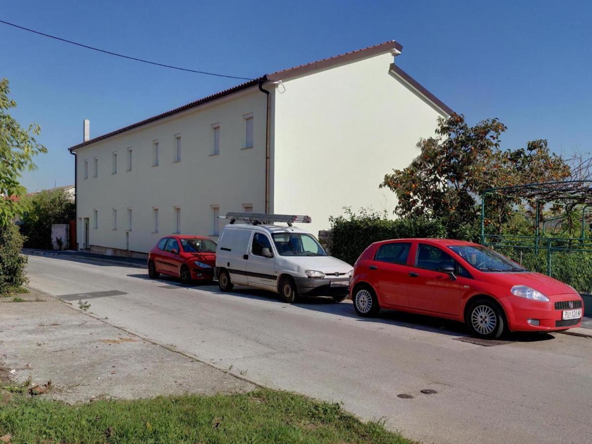 Cinema House Single & Double Rooms & Studio Apartments Pula Bagian luar foto